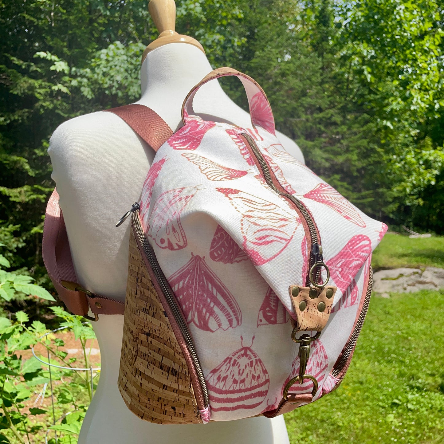 Sac à dos en canvas ivoire à motifs de papillons roses et au liège naturel.