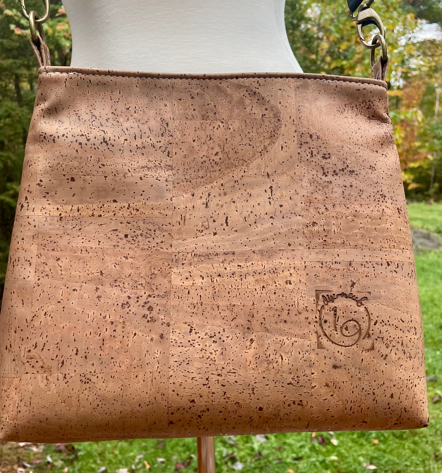 Petit sac en bandoulière à motif de chats, liège naturel brun pâle.