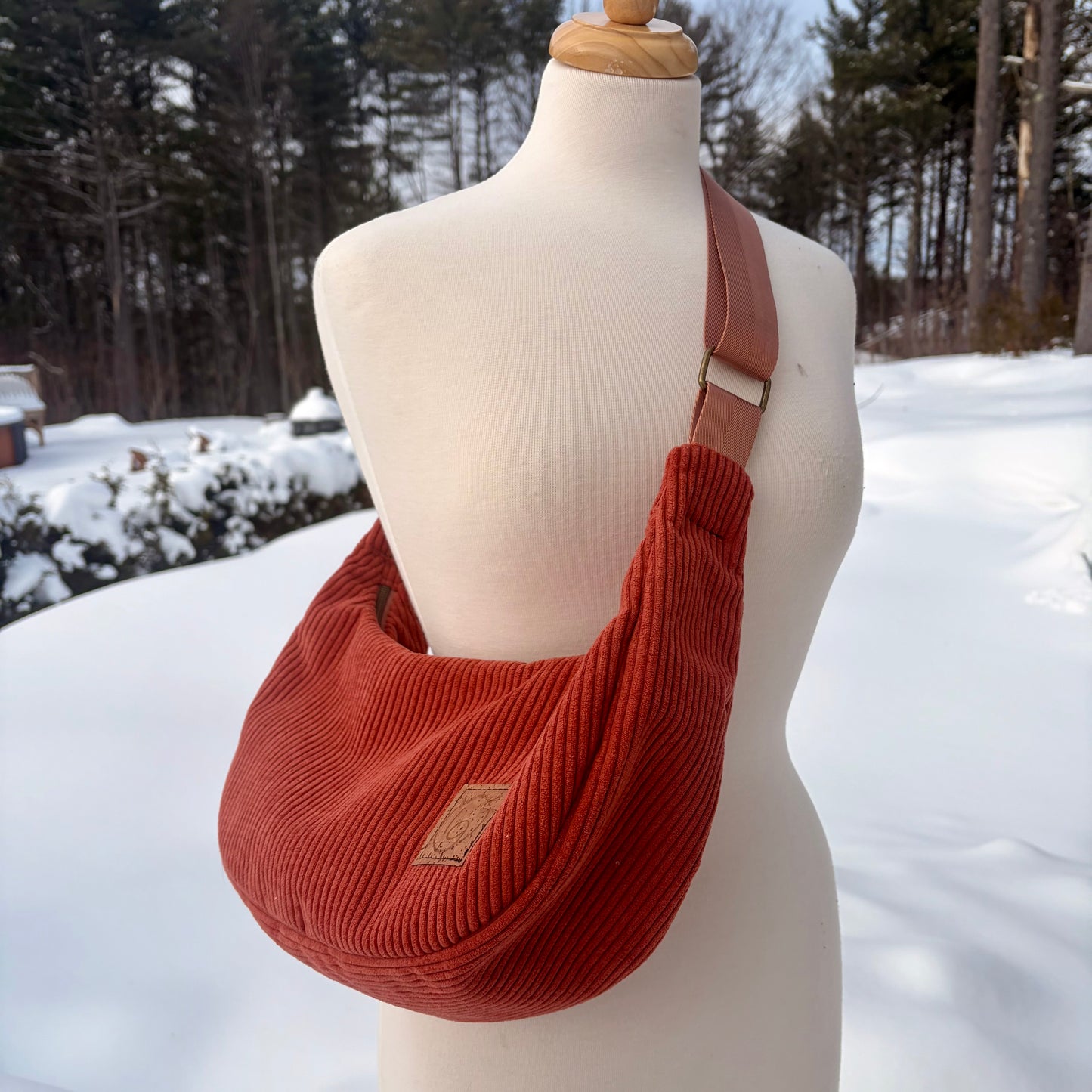 Le Charlevoix - Sac en demi-lune en corduroy rouge orangé