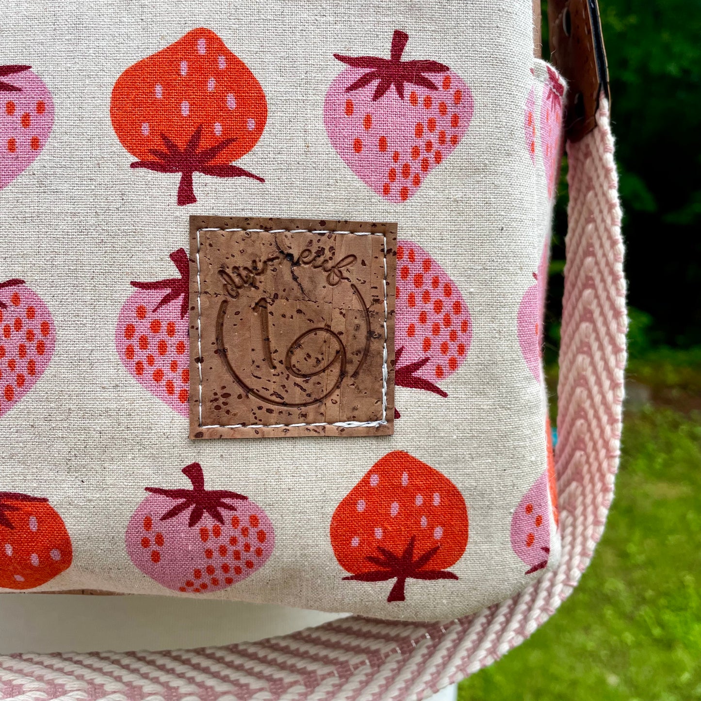 Le Gardien - Sac à dos à motif à motif de fraises, liège brun pâle