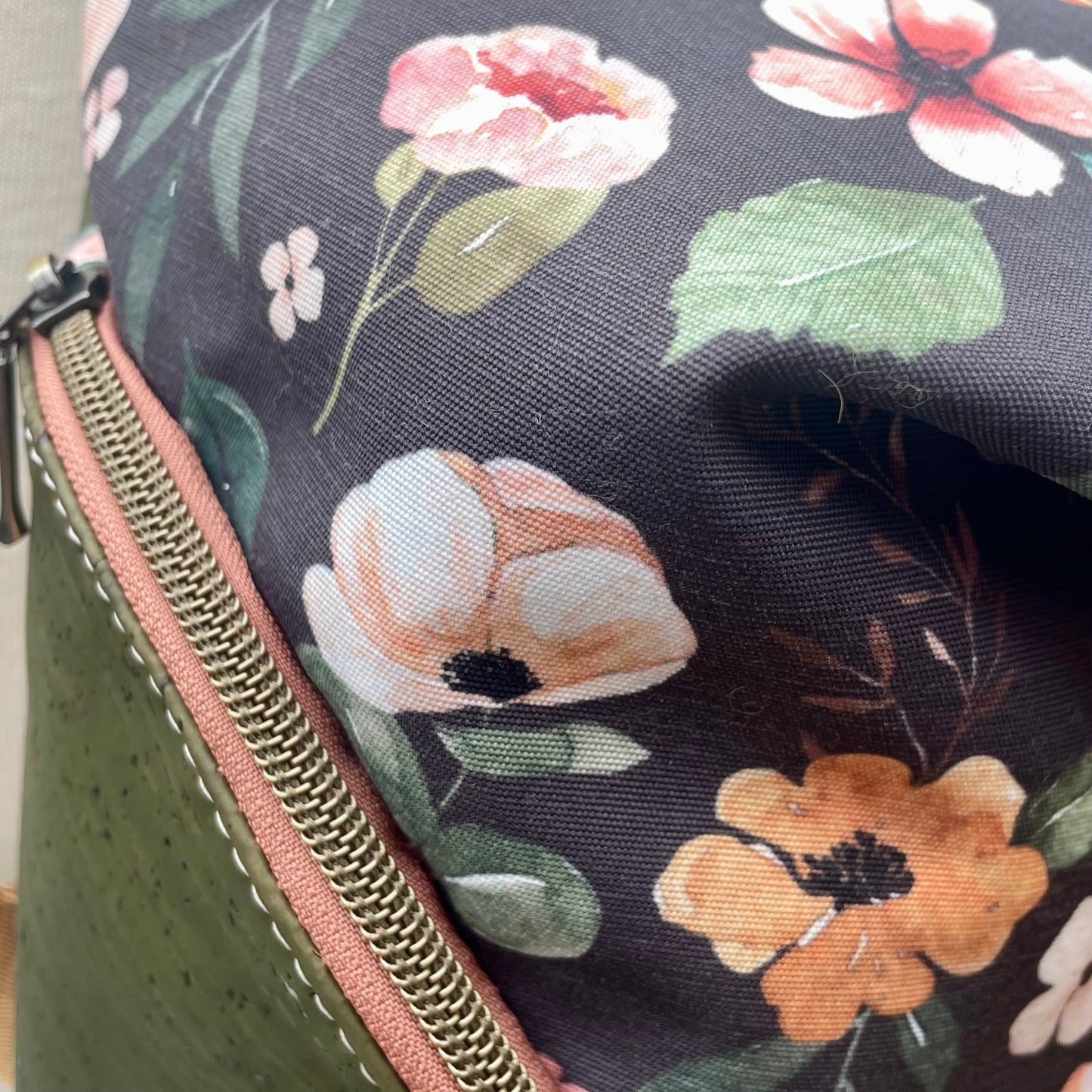 Sac à dos en canevas à motifs de fleurs et au liège vert.