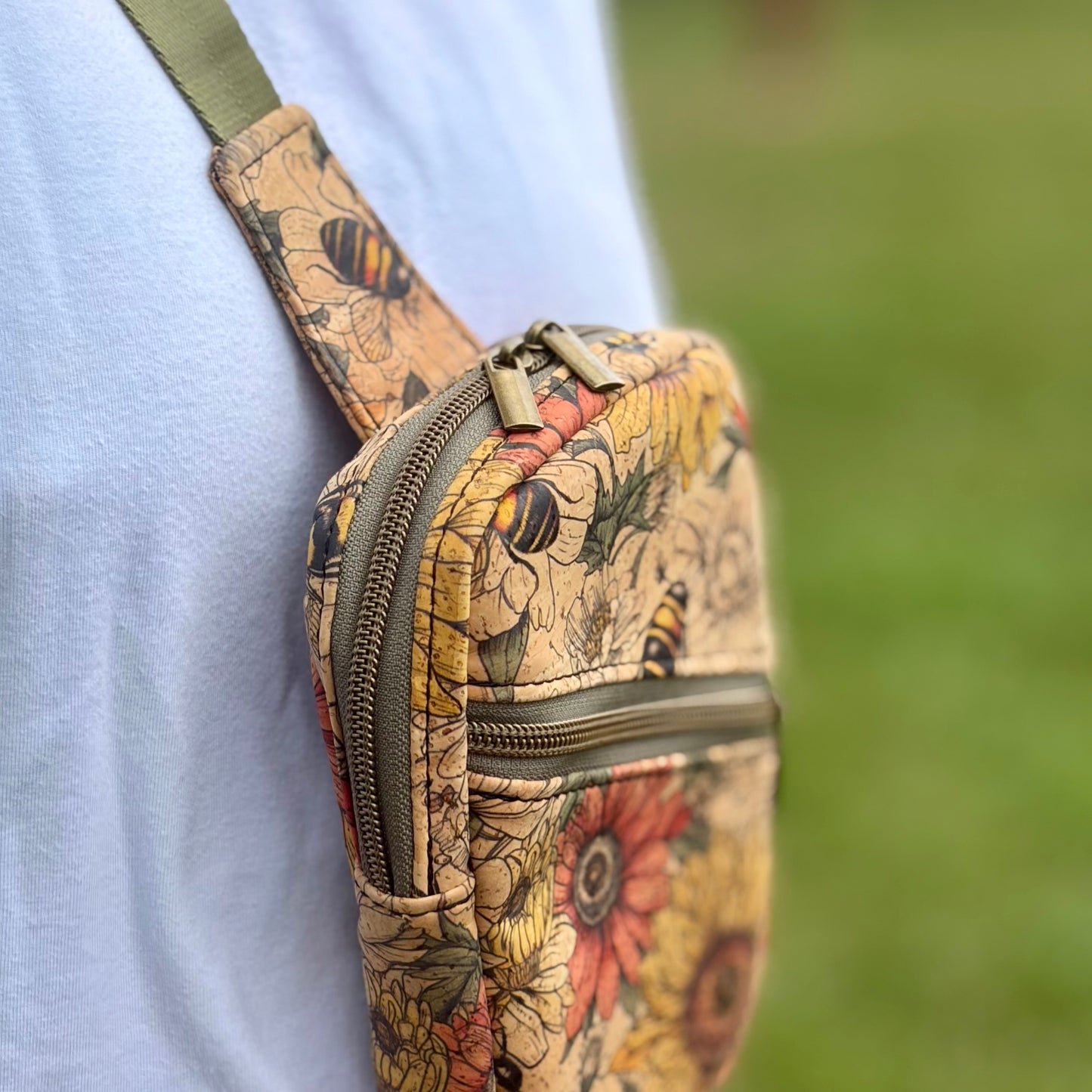 Sac de corps en liège naturel à motif de fleurs et d’abeilles