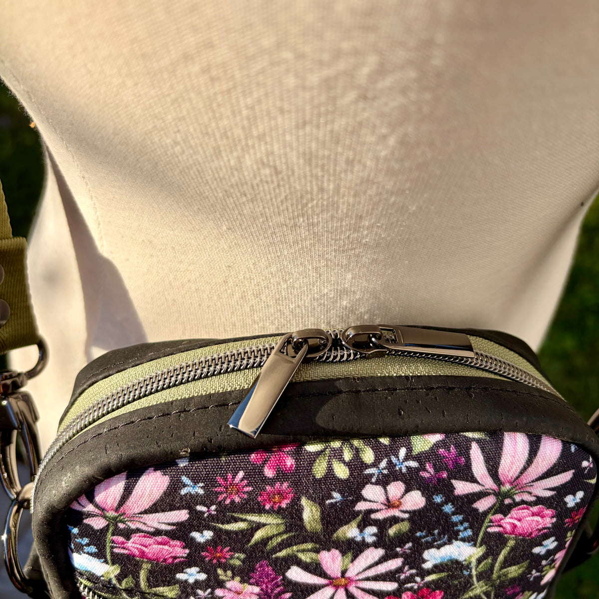 Sac bandoulière en canevas foncé à fleurs, liège noir
