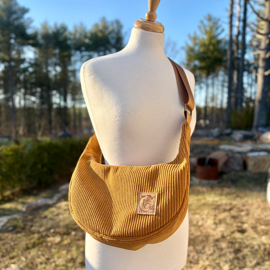 Le Charlevoix - Sac en demi-lune en corduroy jaune doré