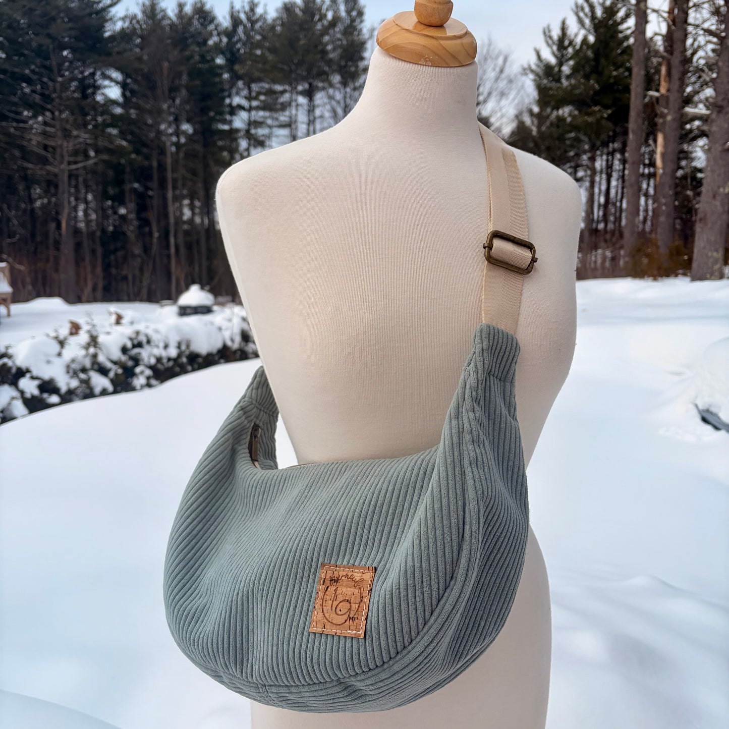Le Charlevoix - Sac en demi-lune en corduroy uni bleu pâle