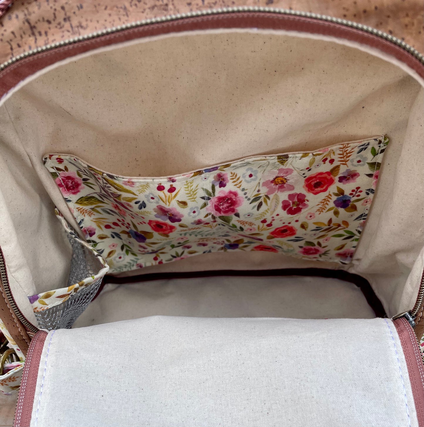 Le Gardien - Sac à dos crème à motif de fleurs de couleurs chaudes, liège brun pâle.