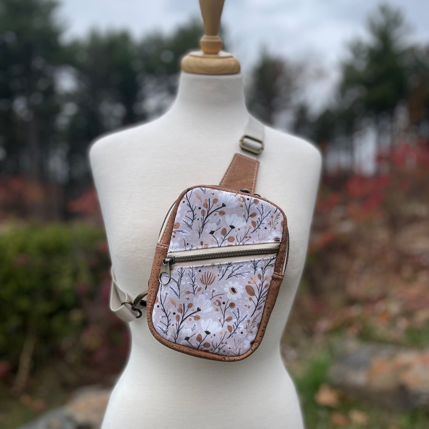 Sac de corps en liège brun pâle au devant en canevas beige à motifs de fleurs