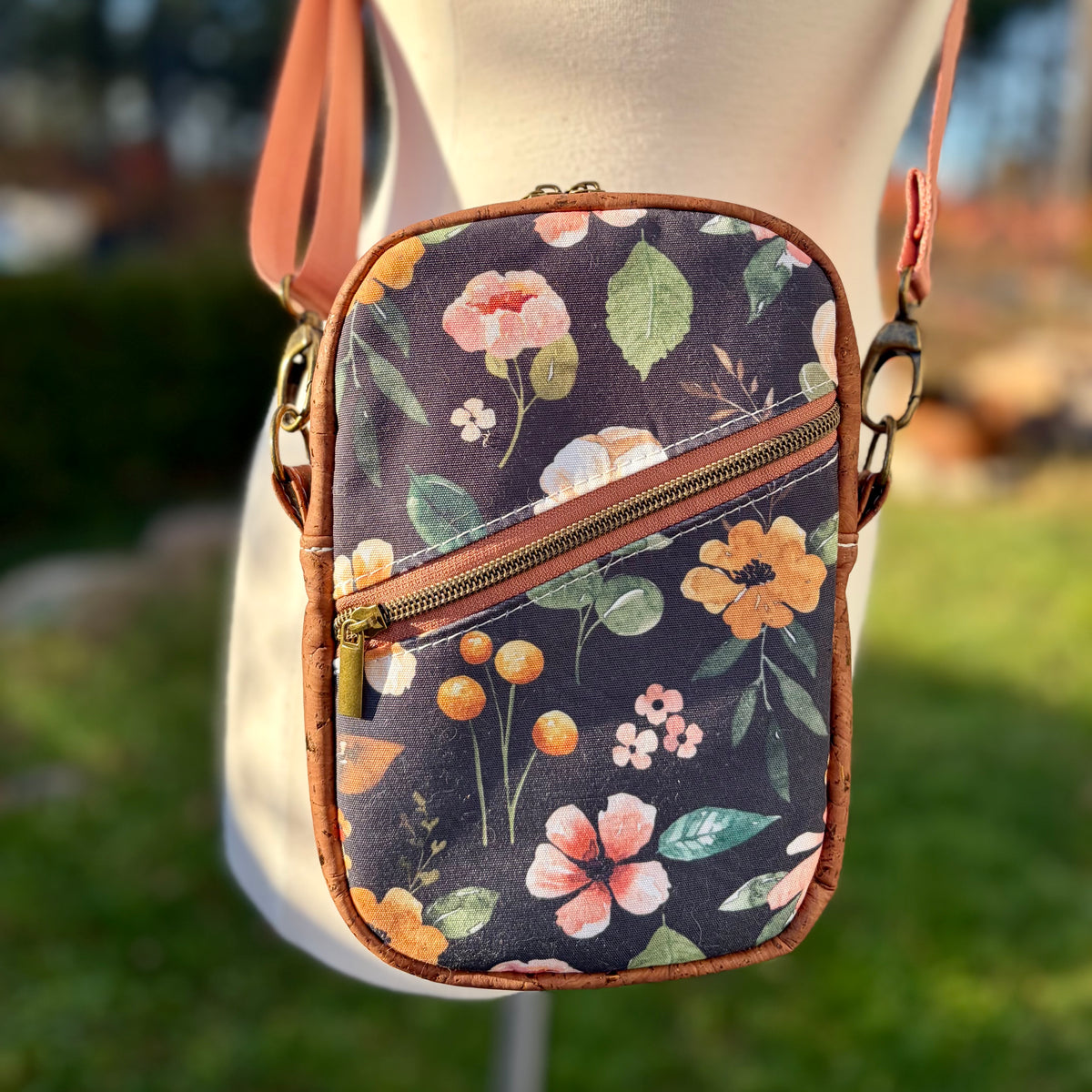 Sac bandoulière en canevas foncé à fleurs, liège brun pâlo