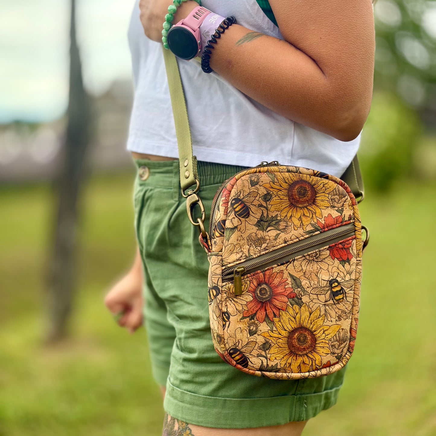 Sac bandoulière en liège à motif de fleurs jaunes et rouges