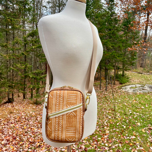 Sac bandoulière en liège brun pâle au devant en canevas jaune et crème.