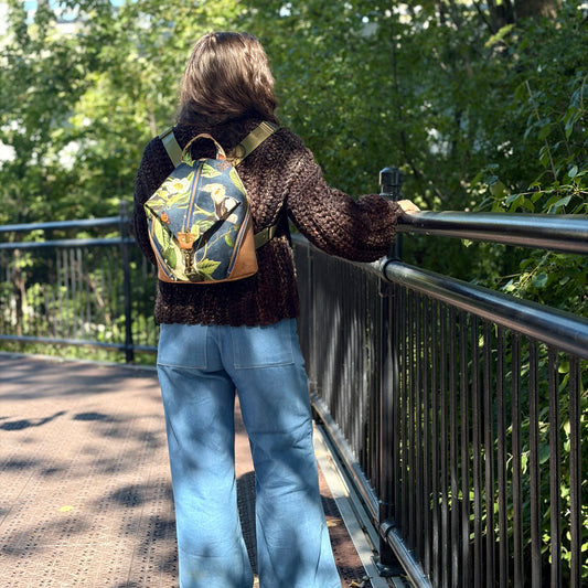 Sac à dos en canevas bleu marine à fleurs et oiseaux, liège brun pâle