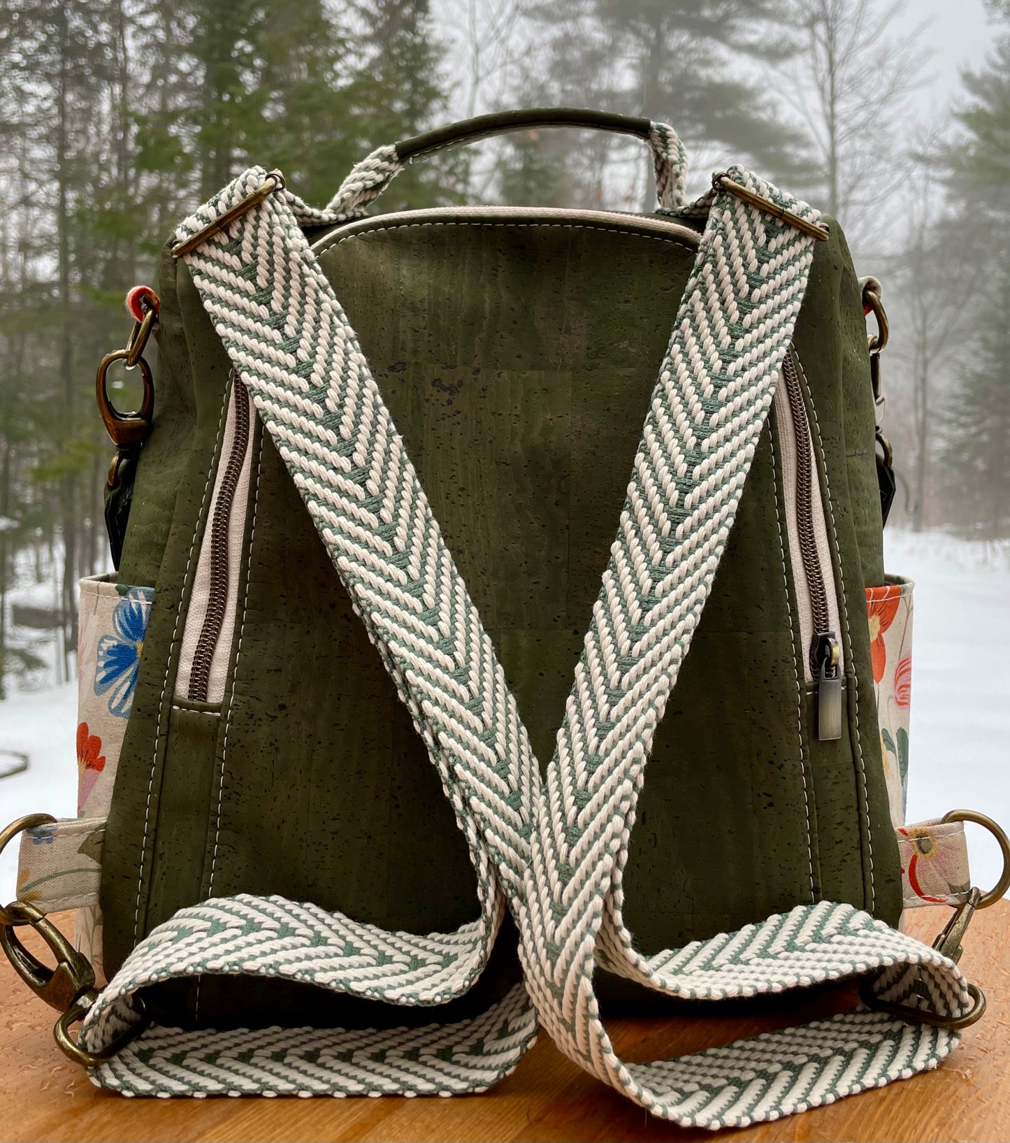 Le Gardien - Sac à dos noir à motif de fleurs colorées, liège vert armé.