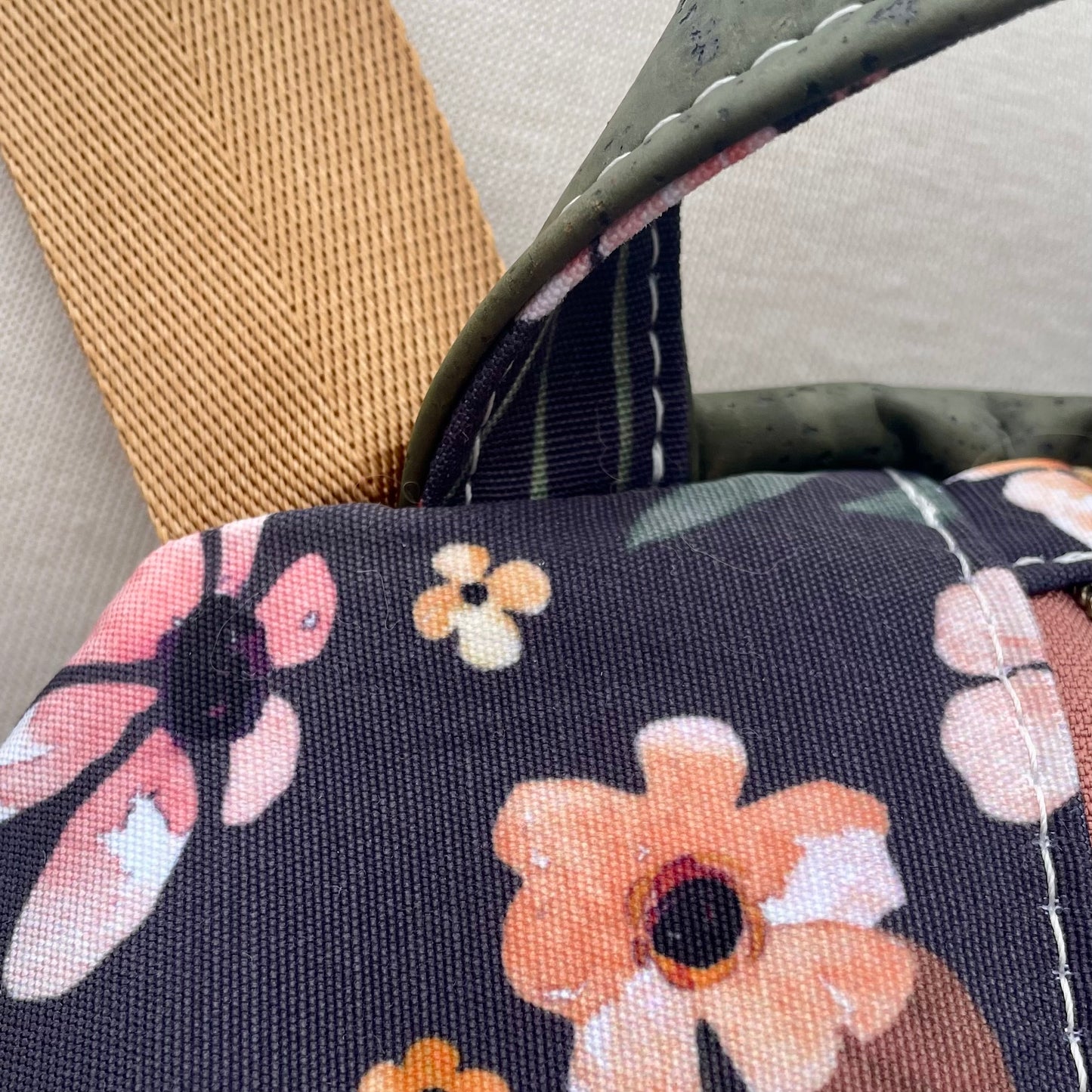 Sac à dos en canevas à motifs de fleurs et au liège vert.