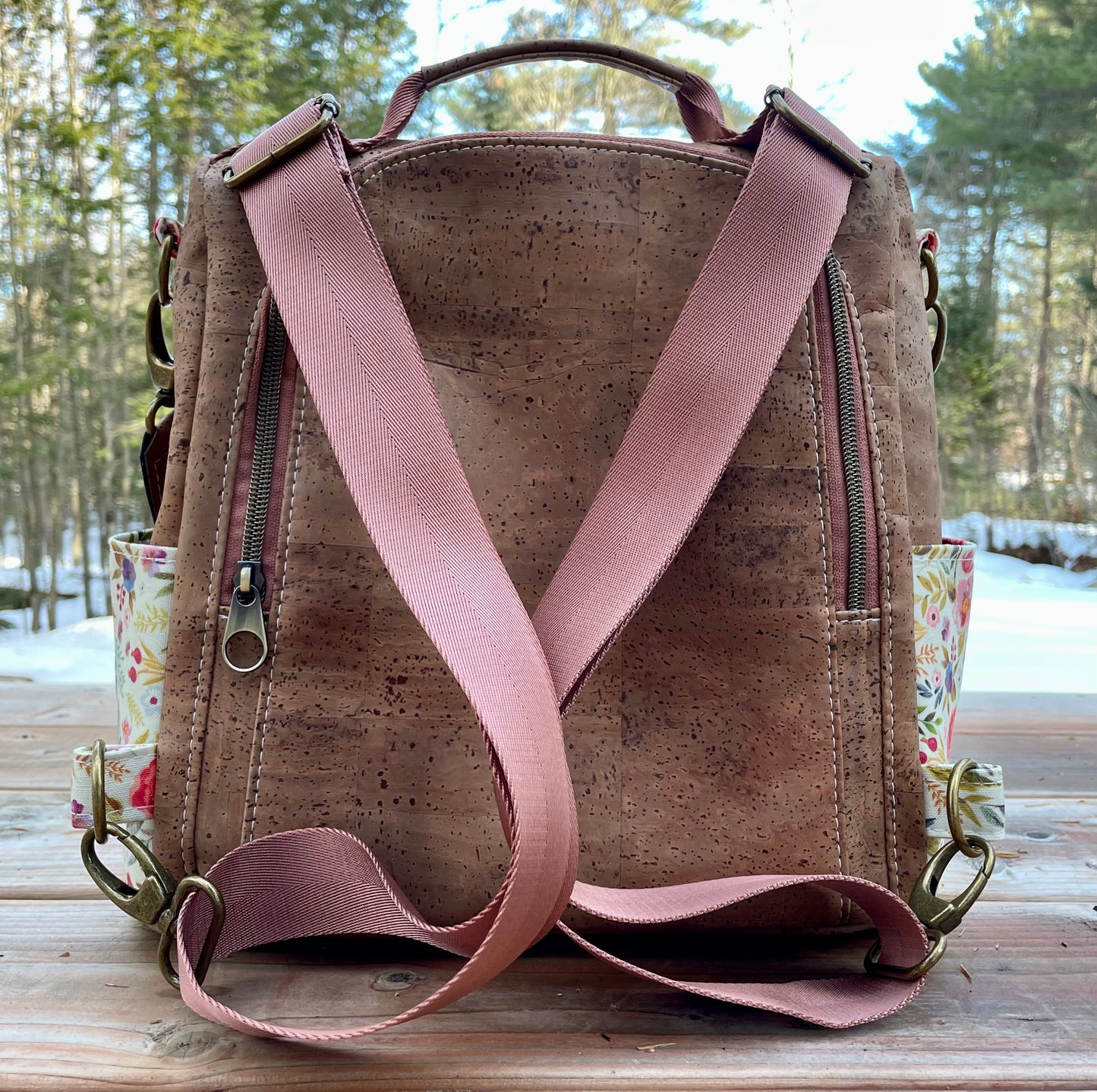 Le Gardien - Sac à dos crème à motif de fleurs de couleurs chaudes, liège brun pâle.