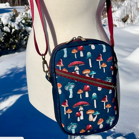 Sac bandoulière en liège naturel et doré au devant en canevas à motif de champignons.