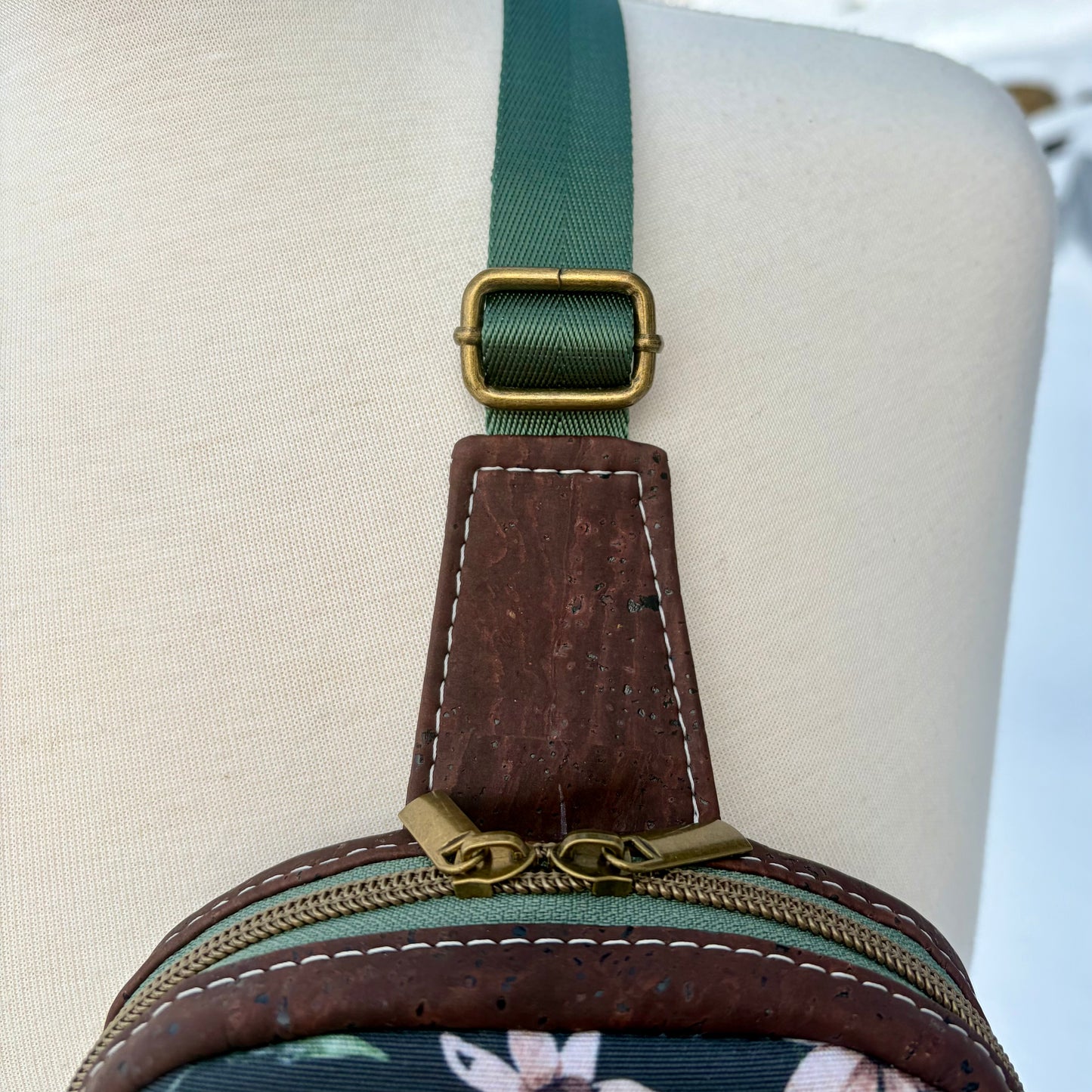Sac de corps en liège brun chocolat au devant en canevas à motif de fleurs.