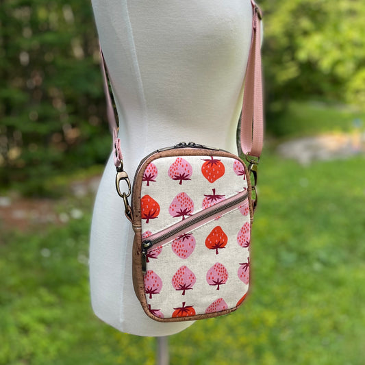 Sac bandoulière en liège brun pâle au devant en canevas à motif de fraises