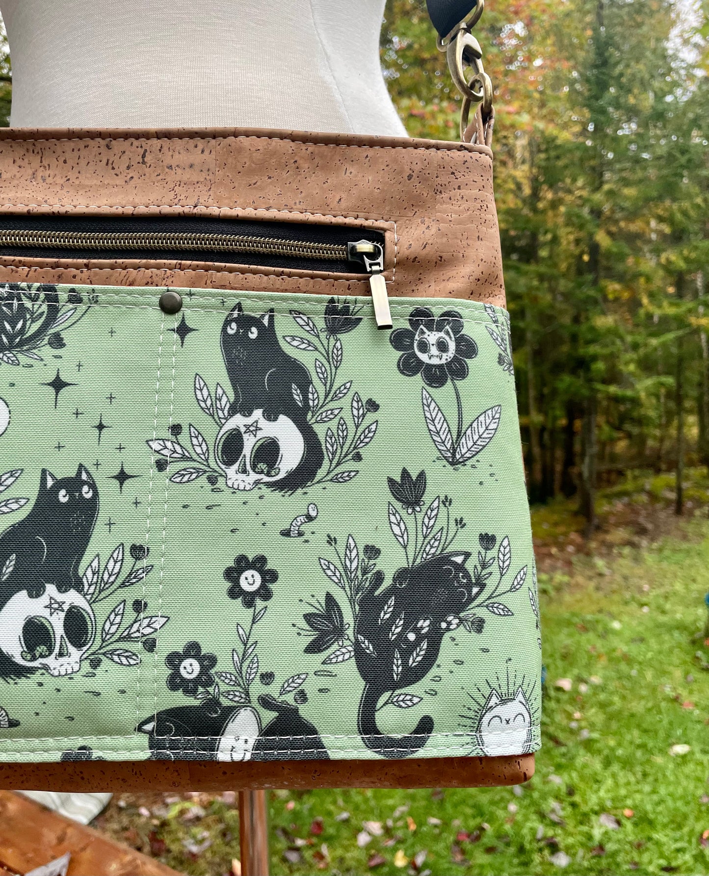 Petit sac en bandoulière à motif de chats, liège naturel brun pâle.