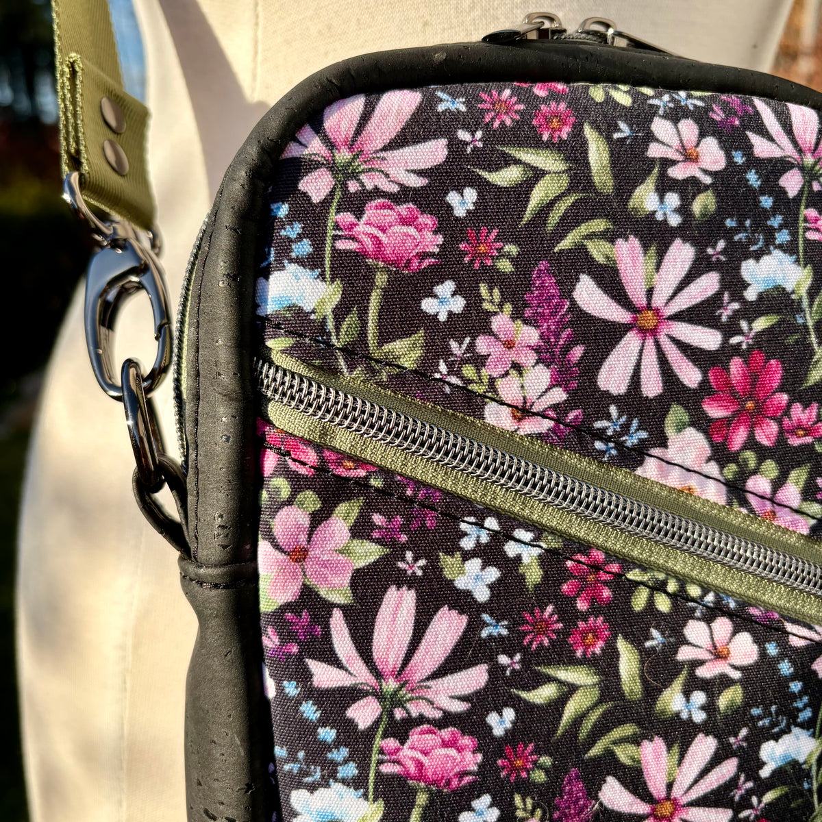 Sac bandoulière en canevas foncé à fleurs, liège noir