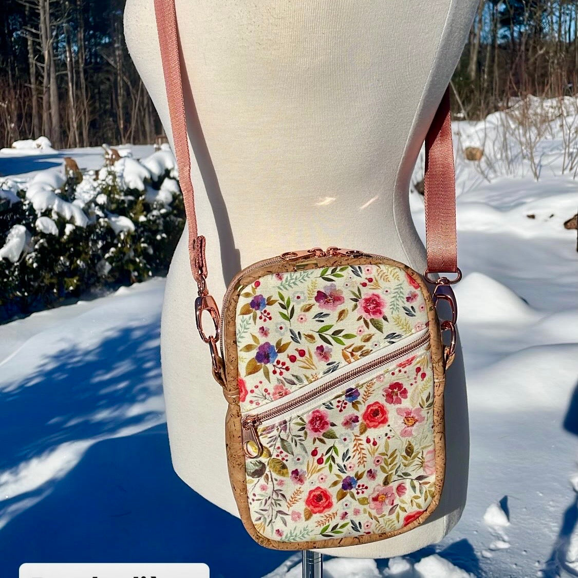 Sac bandoulière en liège naturel et doré au devant en canevas à motif de fleurs.