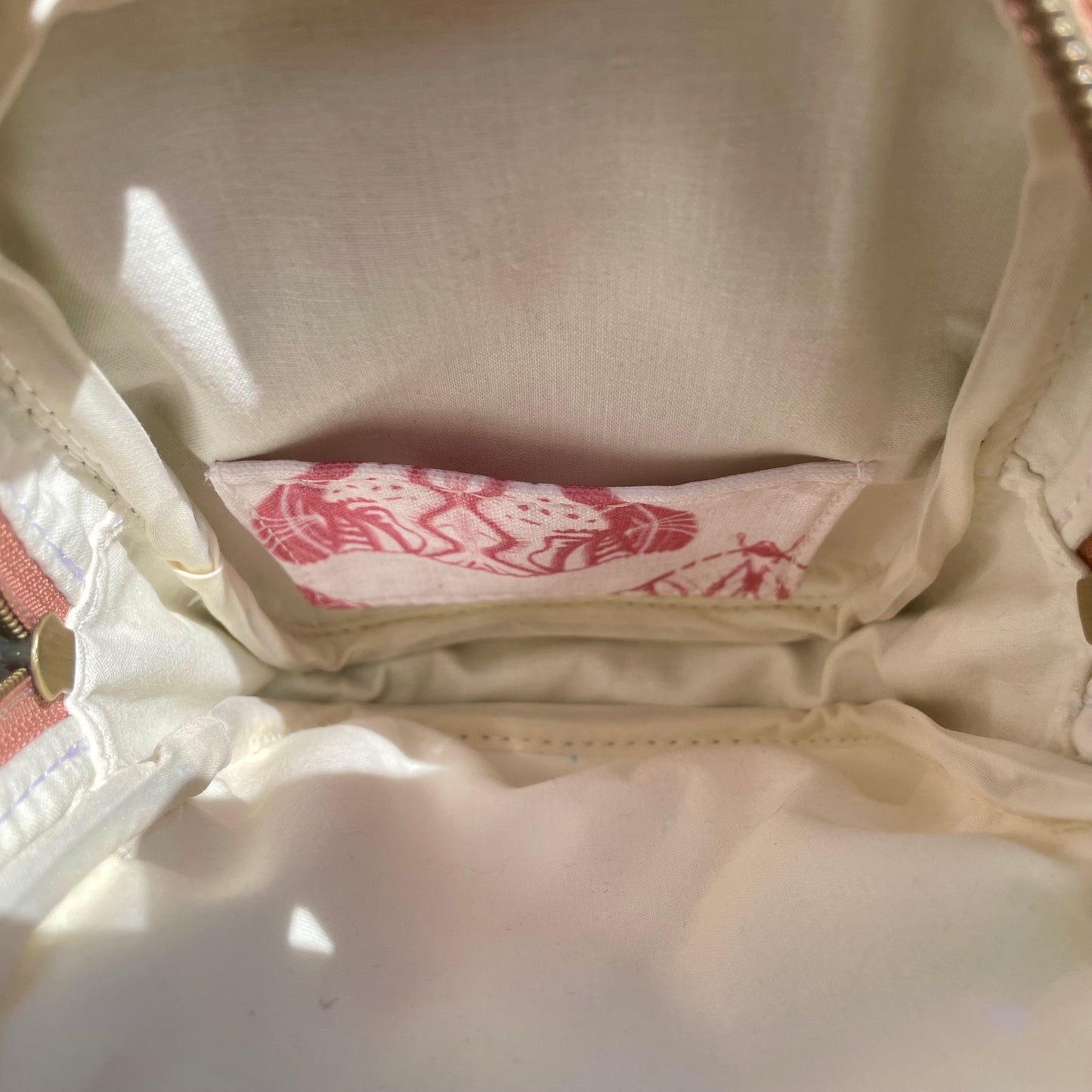 Sac de corps en liège naturel au devant en canevas à motifs de papillons roses