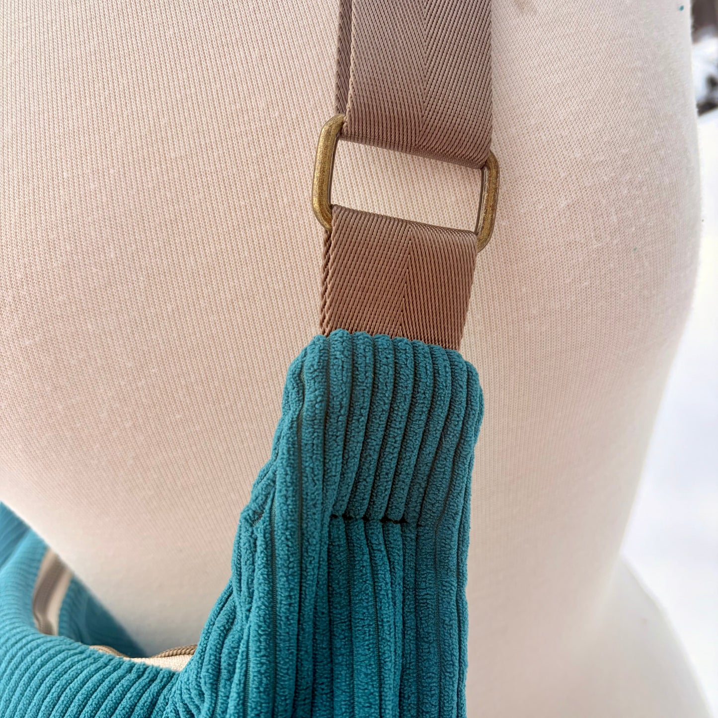 Le Charlevoix - Sac en demi-lune en corduroy uni bleu sarcelle