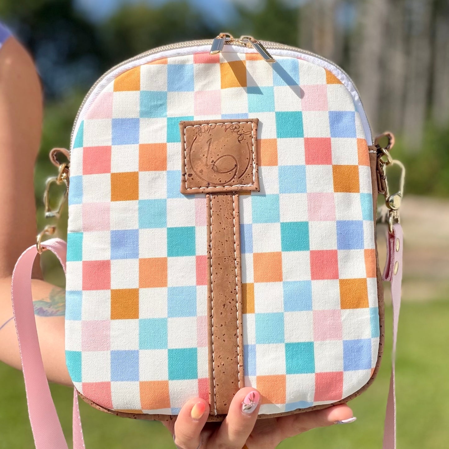 Sac bandoulière en canevas à motif de carreaux colorés, liège brun pâle