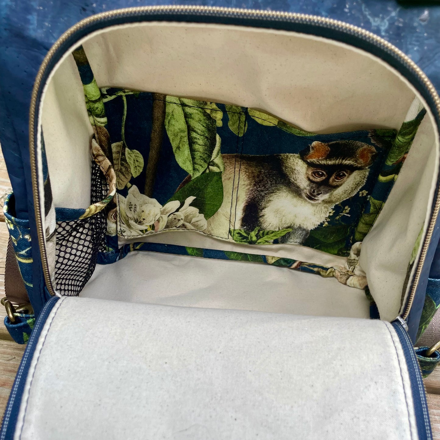 Le Gardien - Sac à dos à motif à motif de singe, liège bleu marin