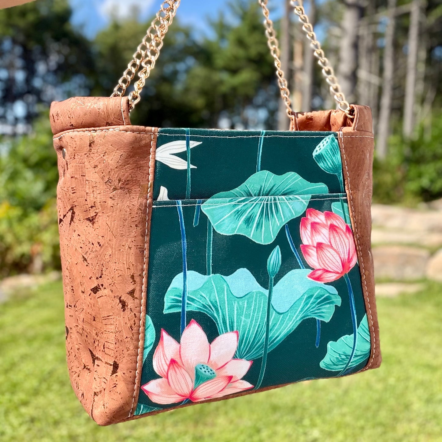 Sac bandoulière en canevas bleu vert à motif de lotus et nénuphar, liège brun