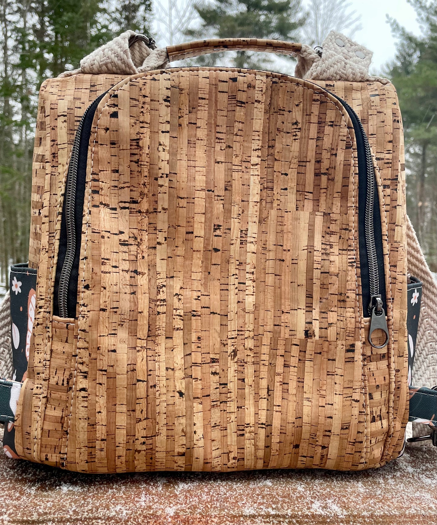 Le Gardien - Sac à dos gris foncé à motif de papillons, liège naturel.