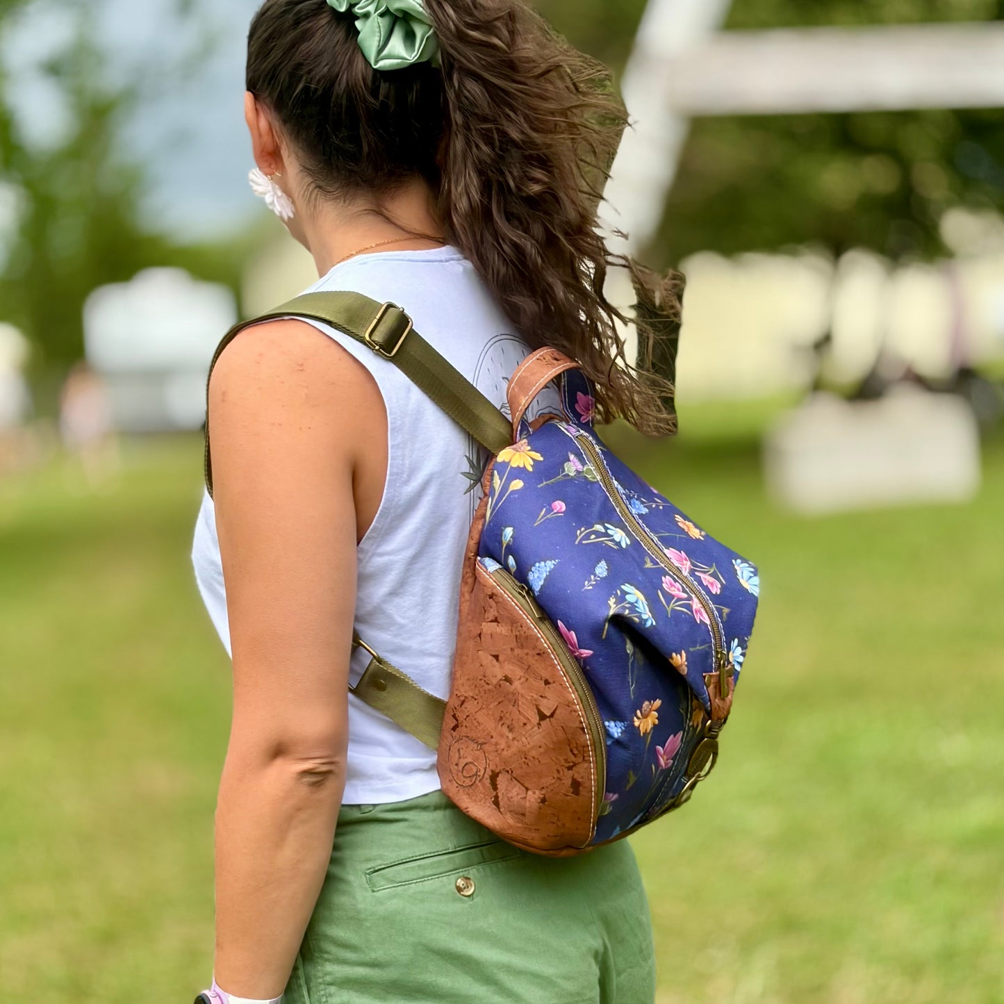 Sac à dos en canevas foncé à motifs de fleurs, liège brun pâle