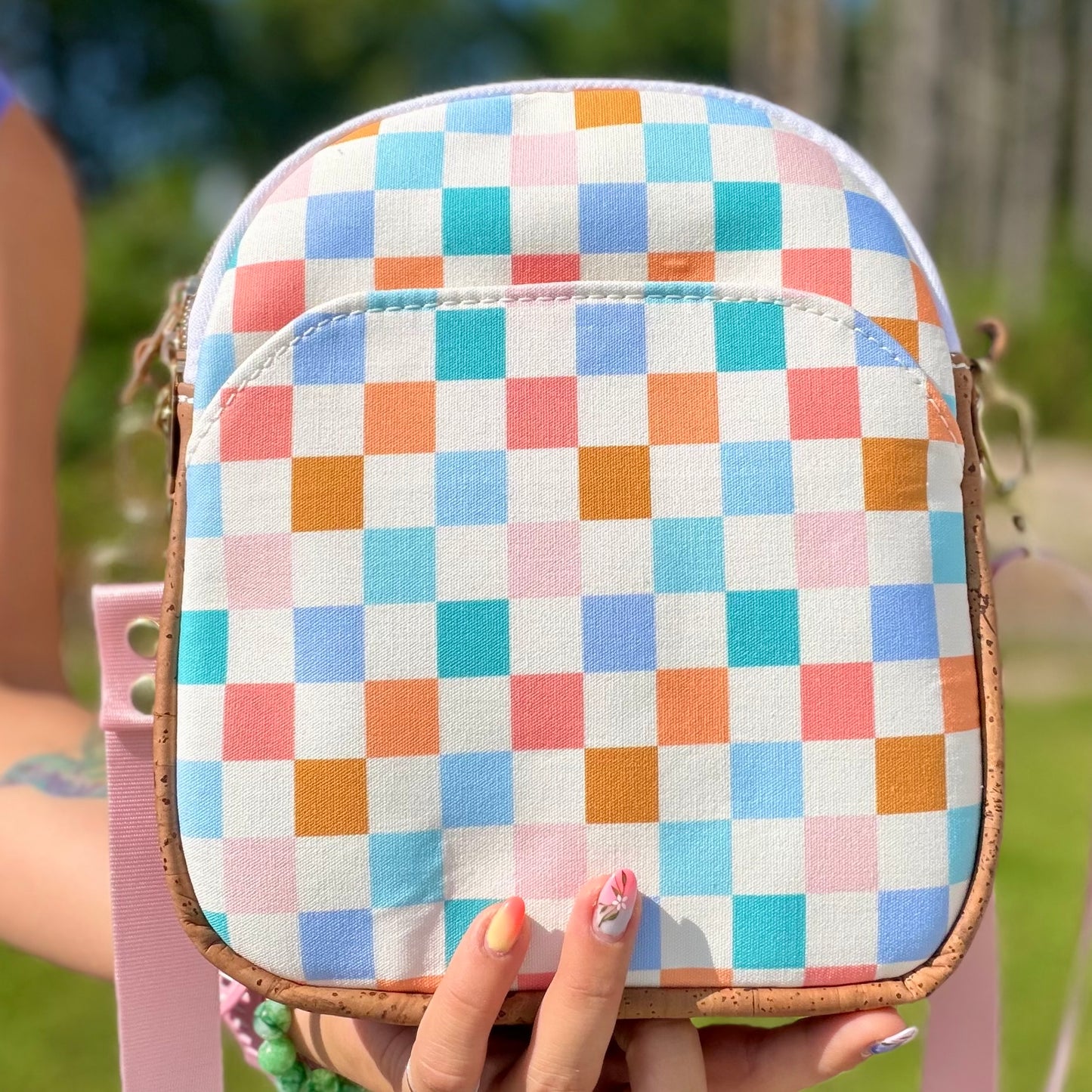 Sac bandoulière en canevas à motif de carreaux colorés, liège brun pâle