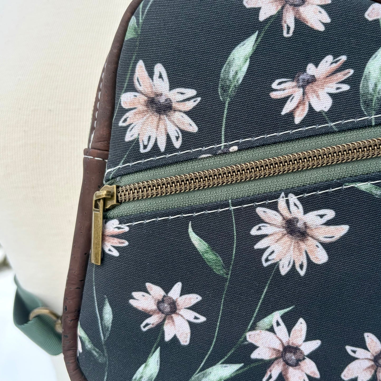 Sac de corps en liège brun chocolat au devant en canevas à motif de fleurs.