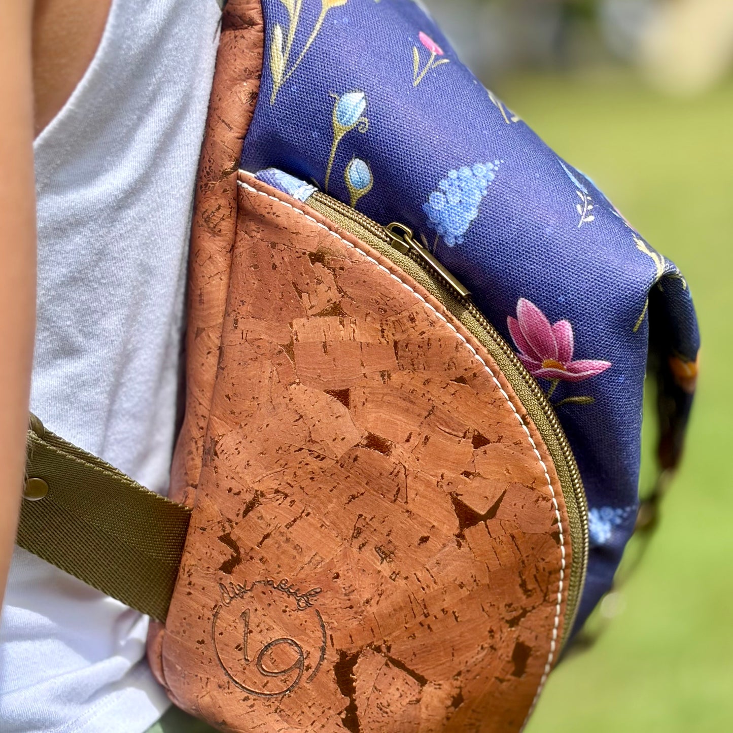 Sac à dos en canevas foncé à motifs de fleurs, liège brun pâle