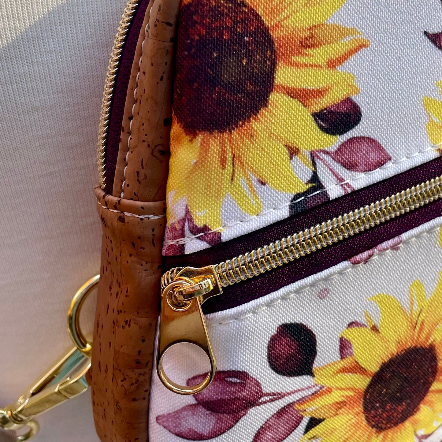 Sac de corps en liège brun pâle et en tissu à motif de tournesols, fermeture éclaire mauve et ganse beige