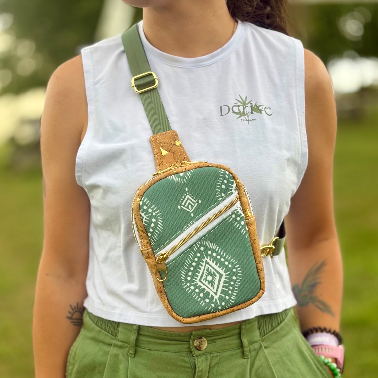 Sac de corps en canevas vert à motif bohème blanc, liège naturel aux éclats dorés