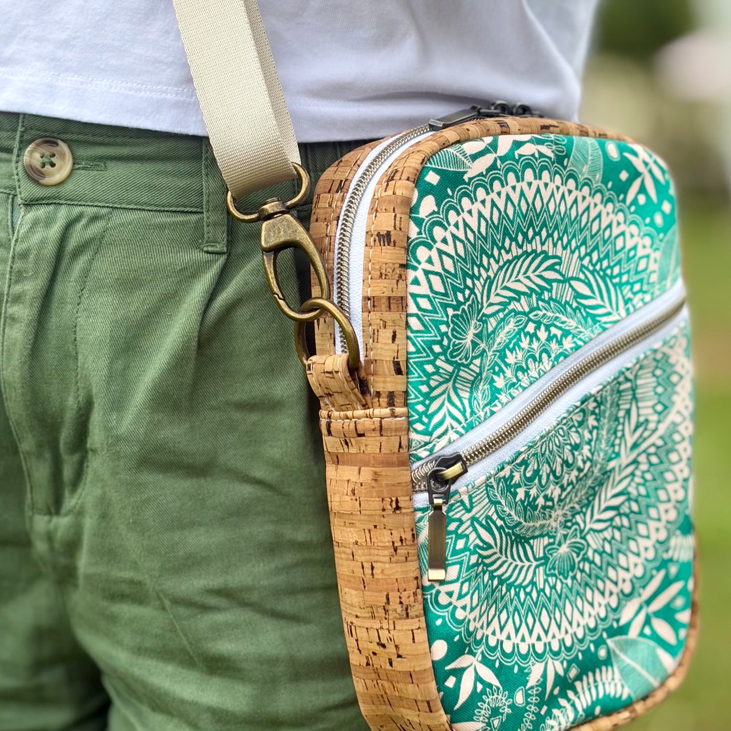 Sac bandoulière en liège naturel au devant en canevas turquoise à motifs de mandalas