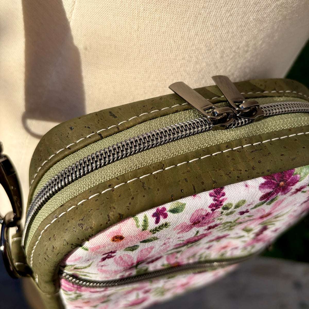 Sac bandoulière en canevas ivoire à fleurs, liège vert