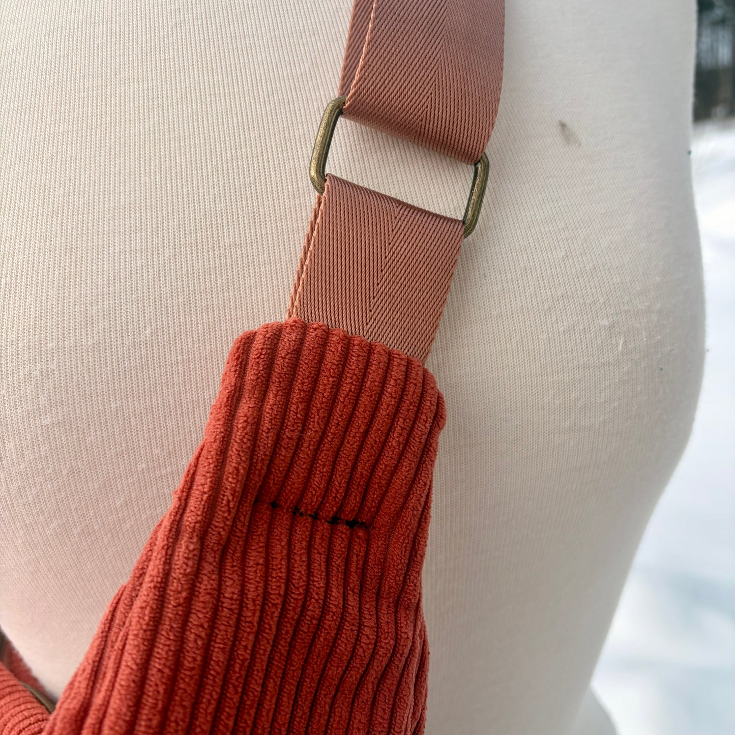 Le Charlevoix - Sac en demi-lune en corduroy rouge orangé
