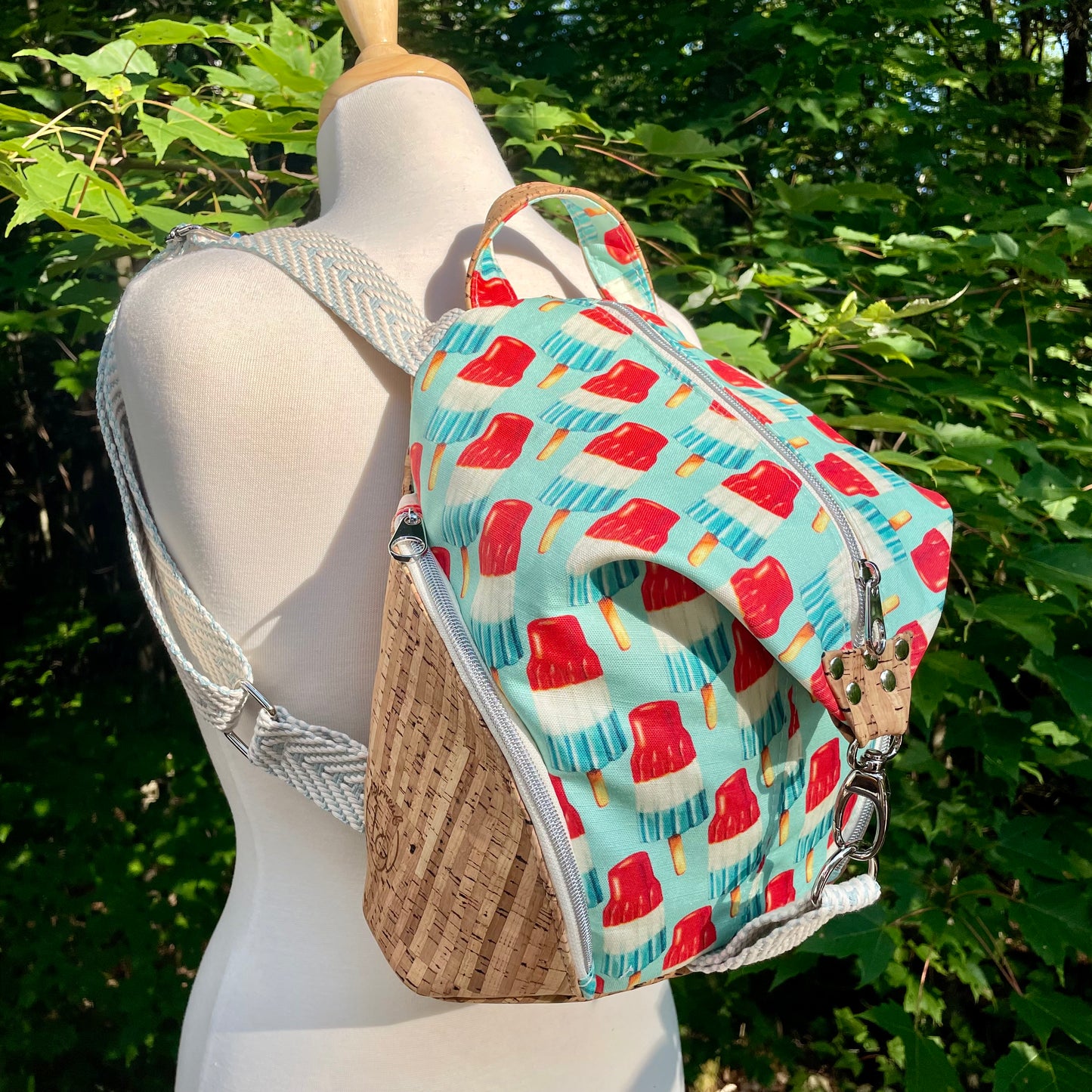 Sac à dos en canvas bleu à motifs de popsickles et au liège naturel.