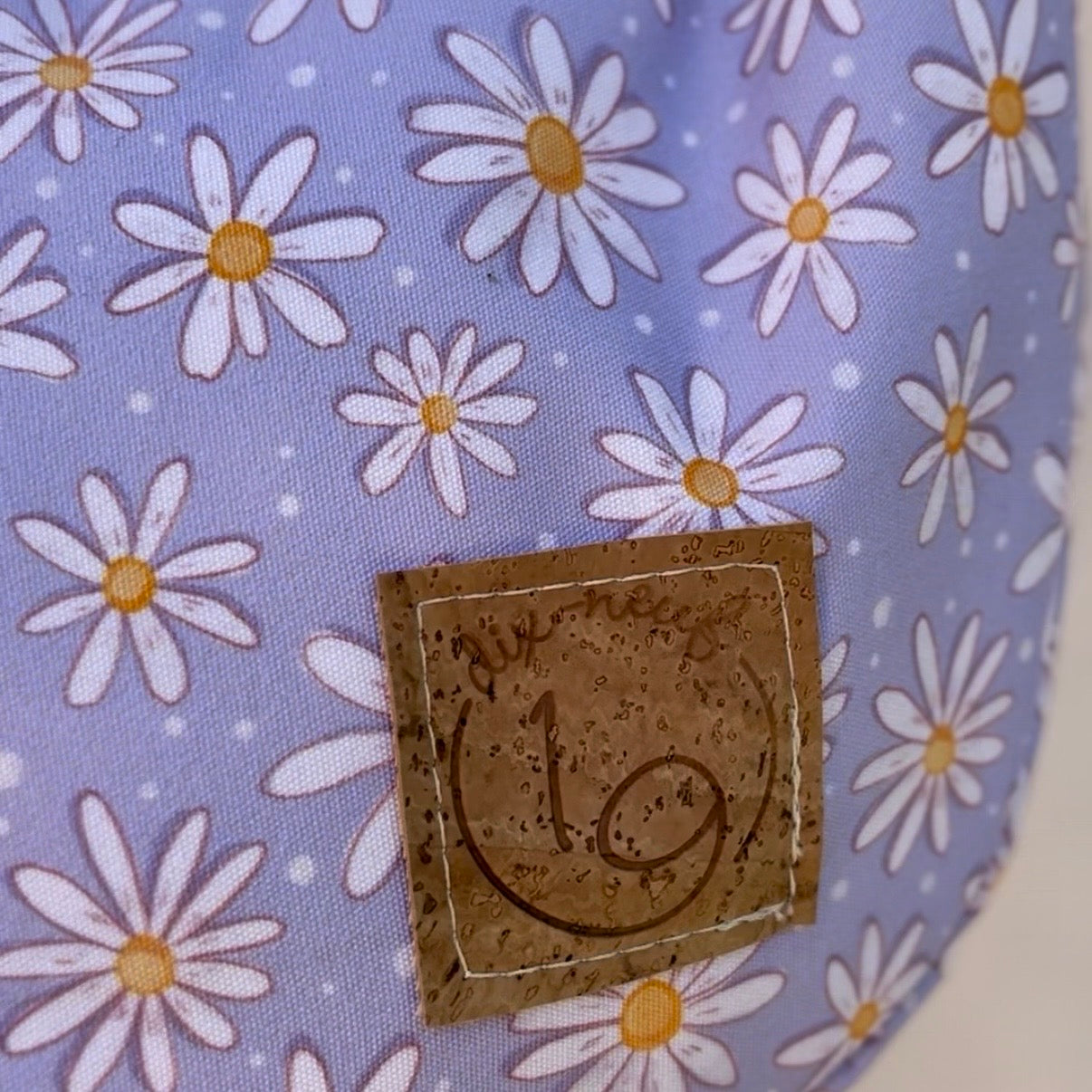 Le Charlevoix - Sac en demi-lune en canevas mauve à motif de fleurs marguerites