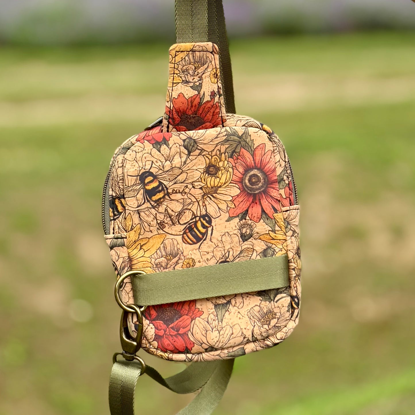 Sac de corps en liège naturel à motif de fleurs et d’abeilles