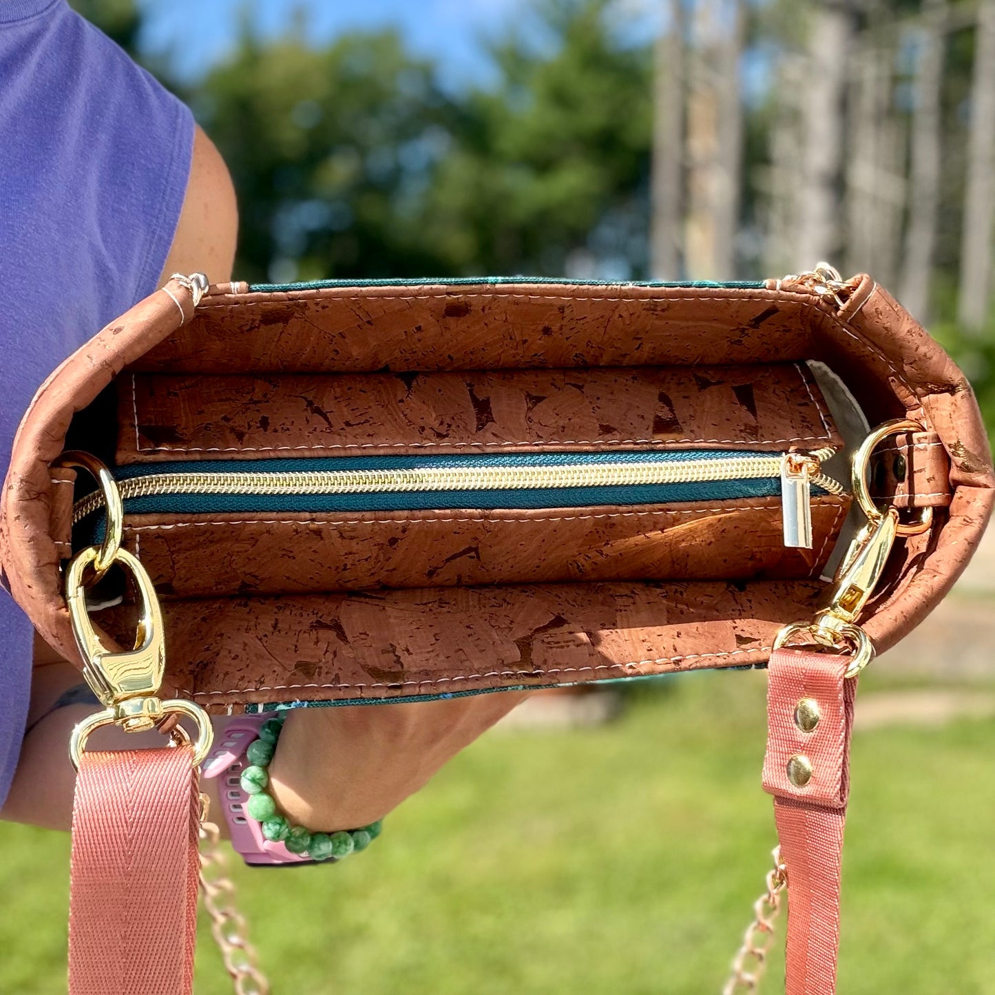 Sac bandoulière en canevas bleu vert à motif de lotus et nénuphar, liège brun