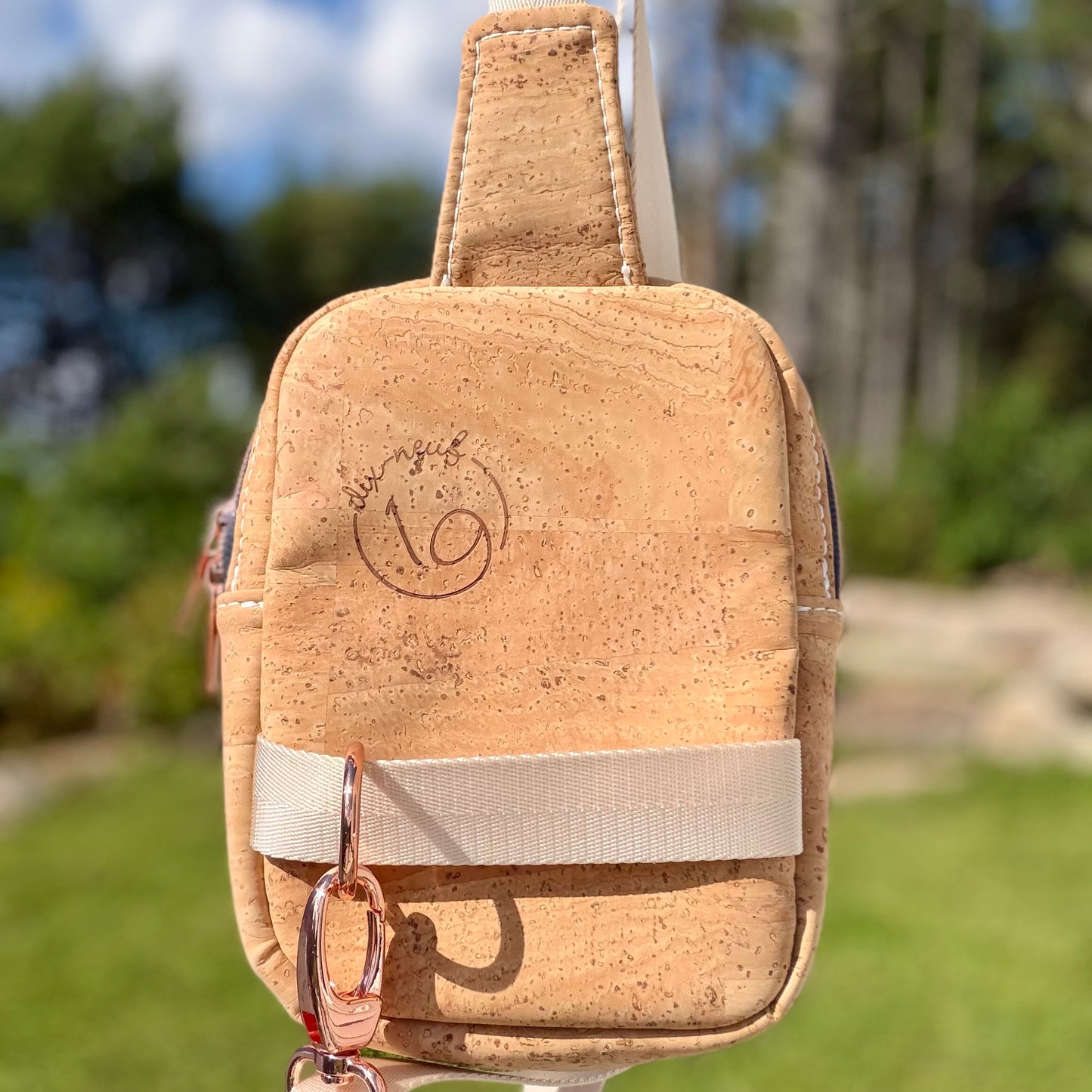 Sac de corps en canevas bleu marin à motif de fraises, liège naturel