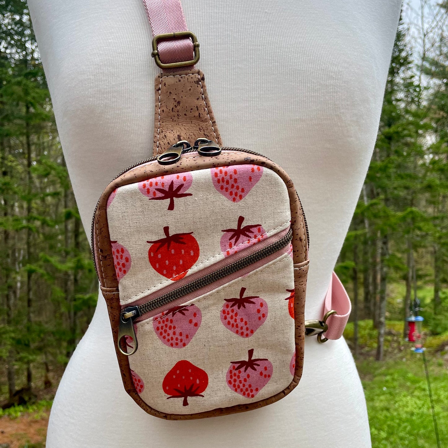 Sac de corps en liège brun pâle au devant en canevas à motif de fraises.