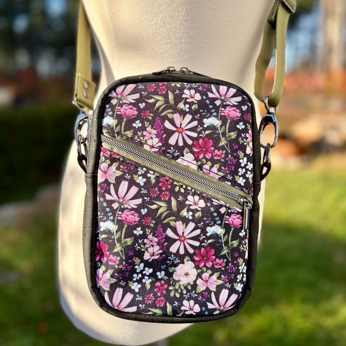 Sac bandoulière en canevas foncé à fleurs, liège noir