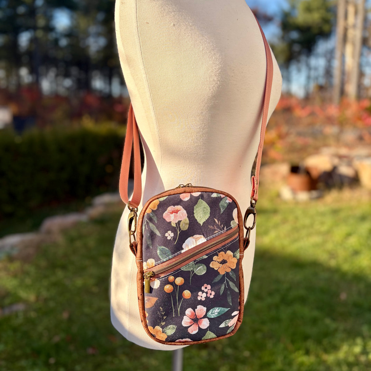 Sac bandoulière en canevas foncé à fleurs, liège brun pâlo