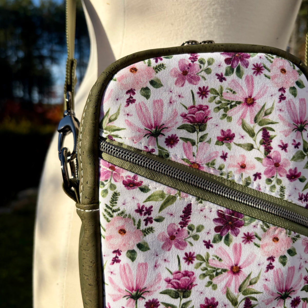 Sac bandoulière en canevas ivoire à fleurs, liège vert