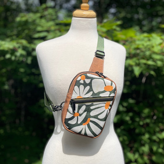 Sac de corps en liège brun pâle au devant en canevas vert à motifs de fleurs