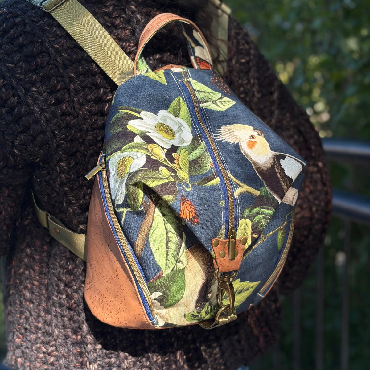 Sac à dos en canevas bleu marine à fleurs et oiseaux, liège brun pâle